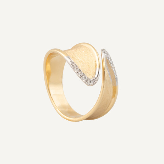 18kt-yellow-gold-band-ring-with-diamonds