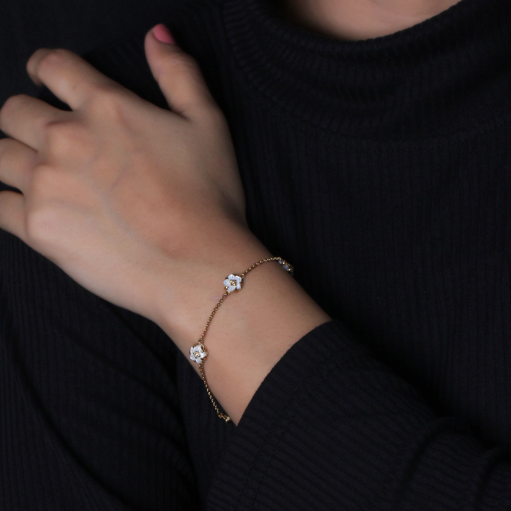 colorbloom-8mm-white-mother-of-pearl-flower-and-white-diamond-bracelet-in-18k-gold