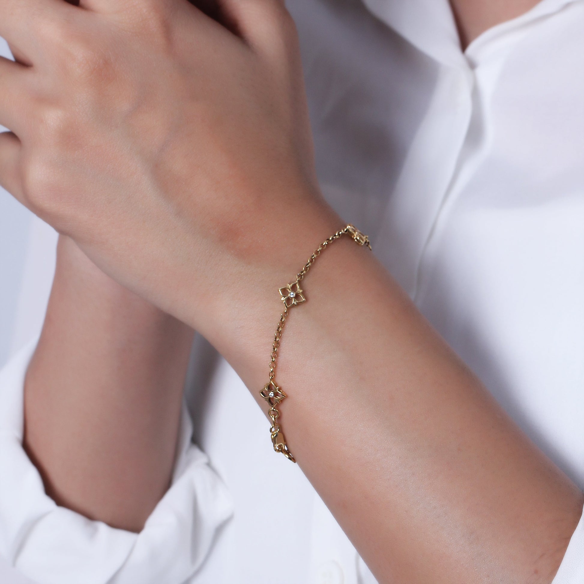 signature-white-diamond-0-10ct-9-00mm-bracelet-in-18k-gold