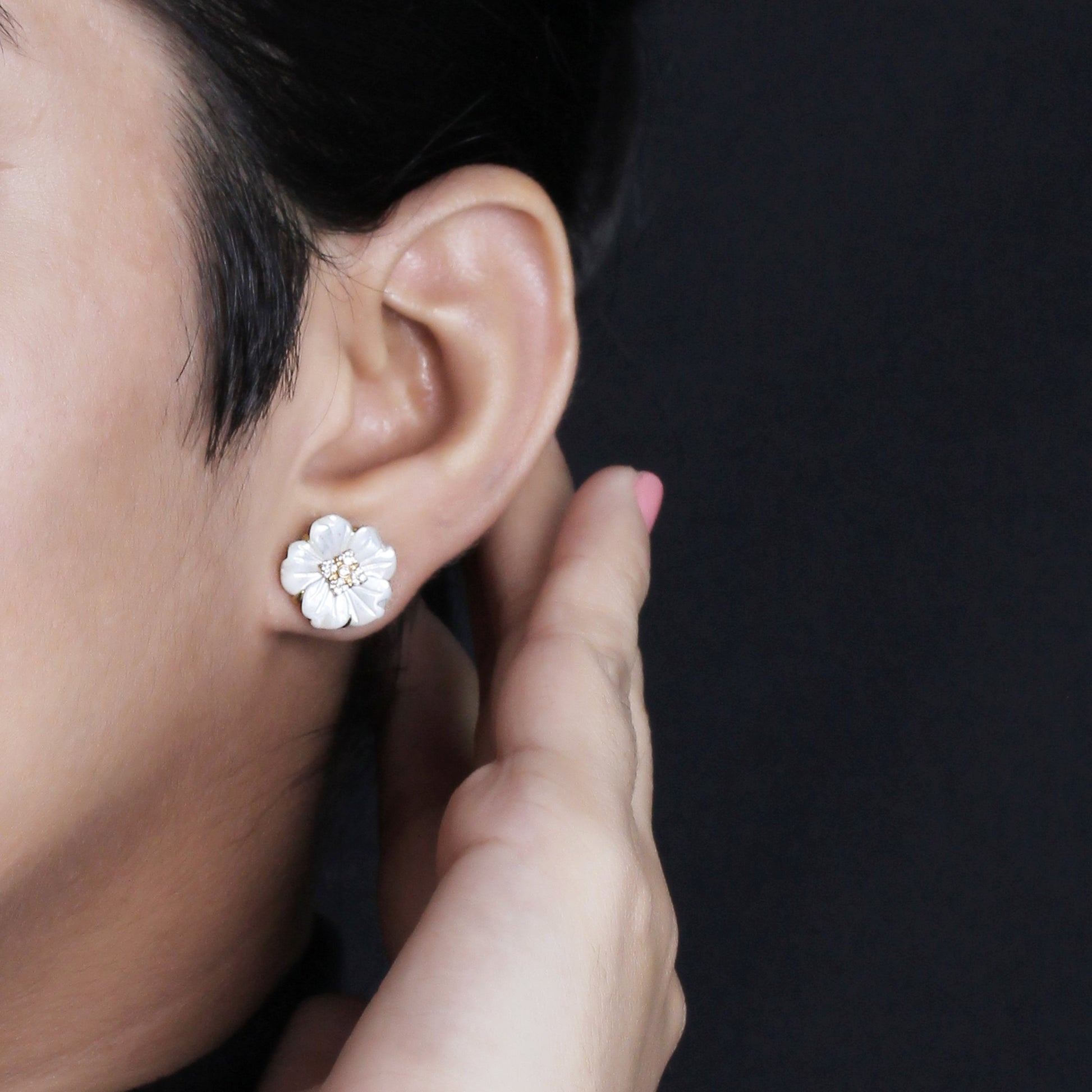 colorbloom-14mm-white-mother-of-pearl-flower-and-white-diamond-0-15ct-earring-in-18k-gold