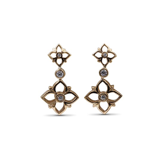 signature-white-diamond-0-10ct-7mm-11mm-earring-in-18k-gold