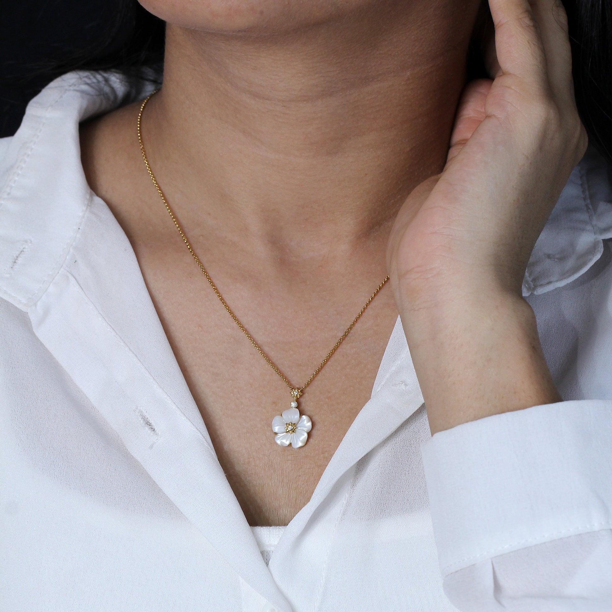 colorbloom-14mm-white-mother-of-pearl-flower-and-white-diamond-0-10ct-pendant-in-18k-gold