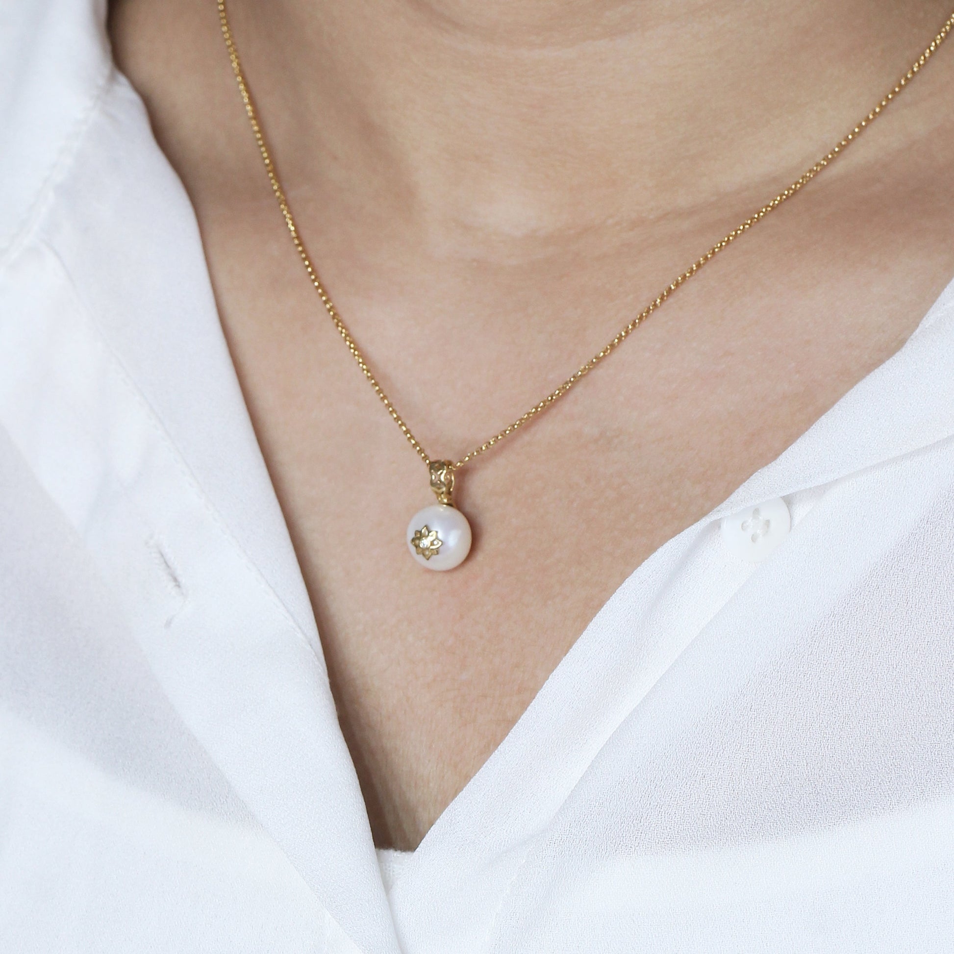 pearlicious-10mm-white-pearl-and-white-diamond-pendant-in-18k-gold