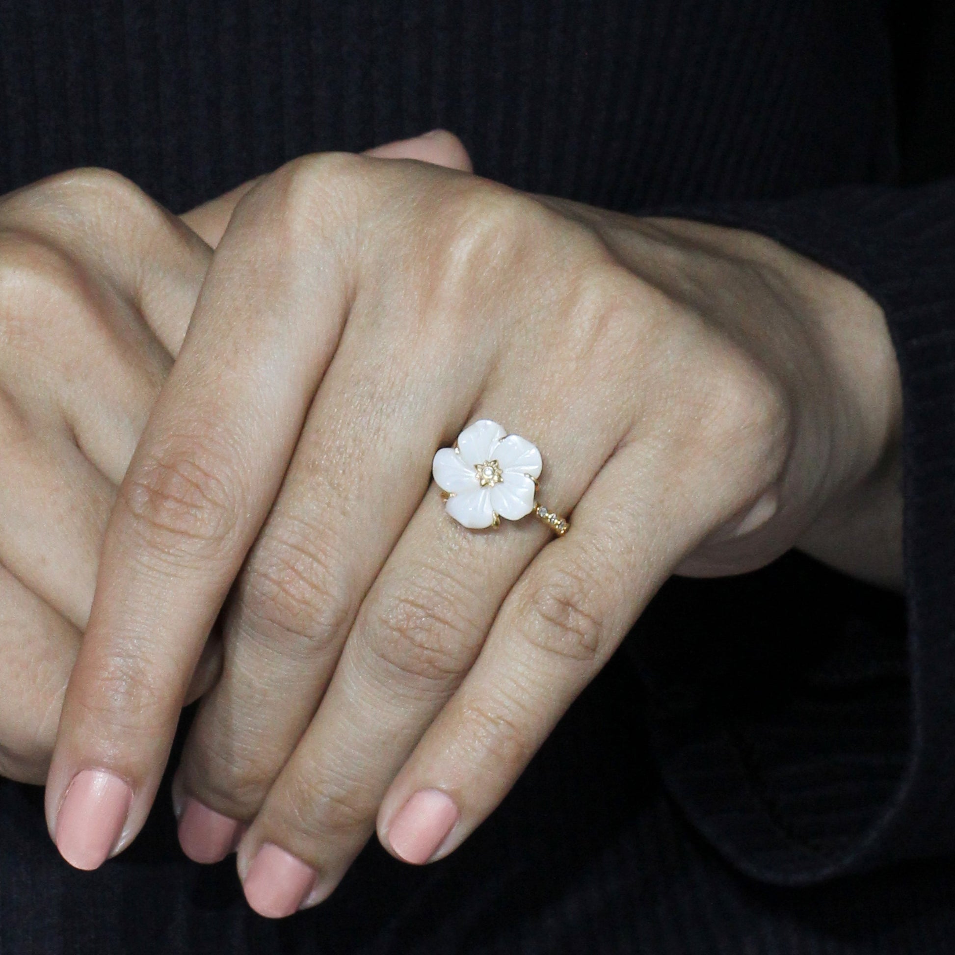 colorbloom-14mm-white-mother-of-pearl-flower-and-white-diamond-0-20ct-ring-in-18k-gold