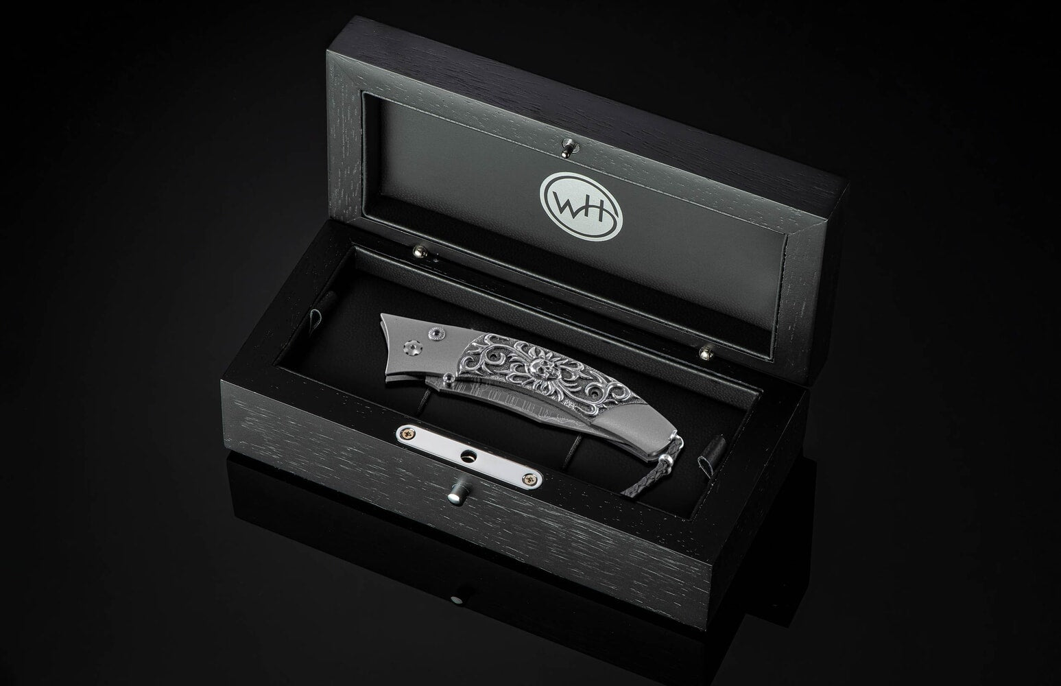 William Henry Titanium pocketknife with 'Wave' damascus and carbon fiber B21 SKULL CANDY