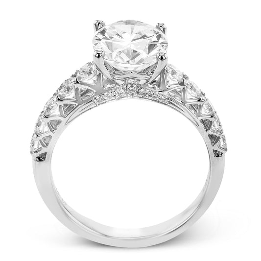 oval-cut-engagement-ring-in-18k-gold-with-diamonds