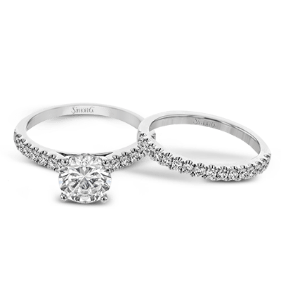 round-cut-engagement-ring-in-18k-gold-with-diamonds