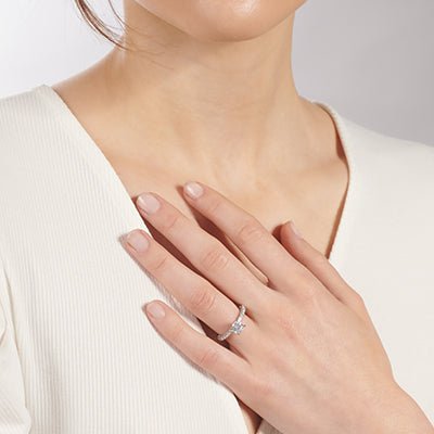 round-cut-engagement-ring-in-18k-gold-with-diamonds