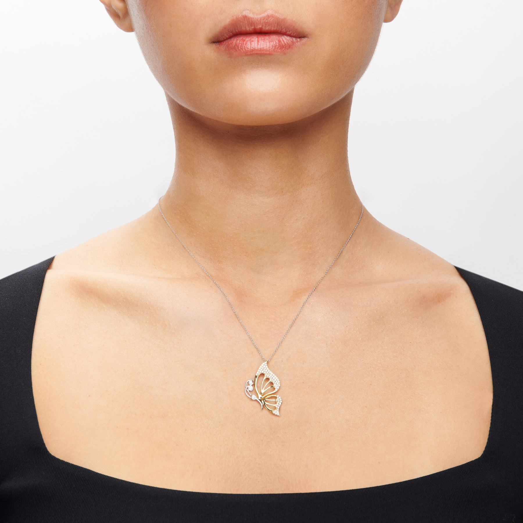 Butterfly Pendant Necklace in 18K Gold with Diamonds LP4815