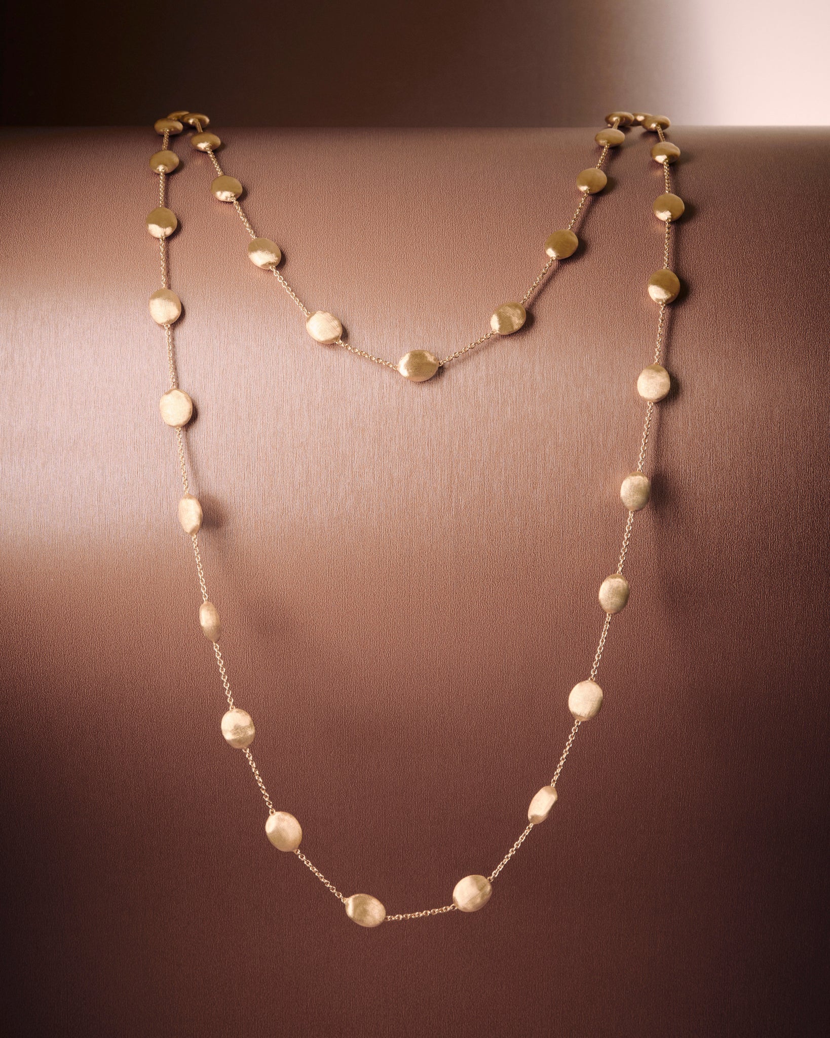 Long necklace with yellow gold oval elements