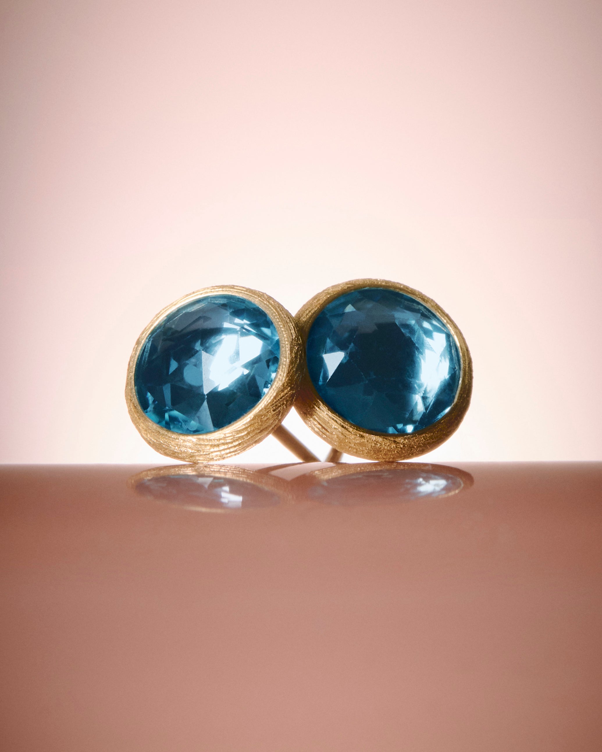 18kt yellow gold stud earrings with sky topaz, small