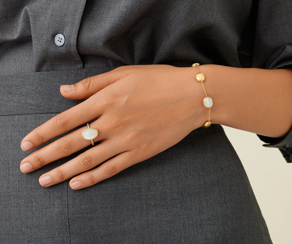 18kt yellow gold mother-of-pearl and diamond ring