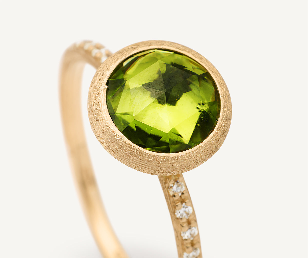18kt yellow gold ring with peridot and diamonds