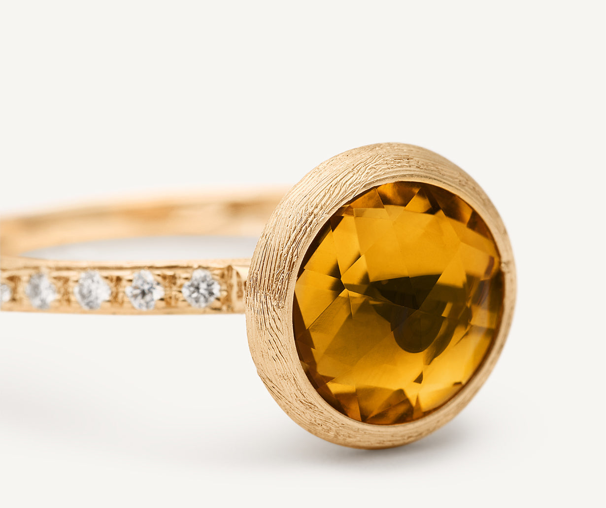 18kt yellow gold ring with citrine quartz and diamonds
