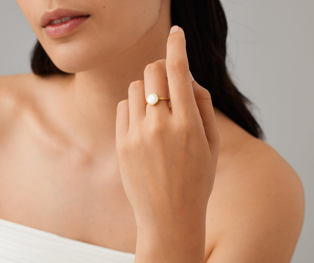 18kt yellow gold ring with mother of pearl