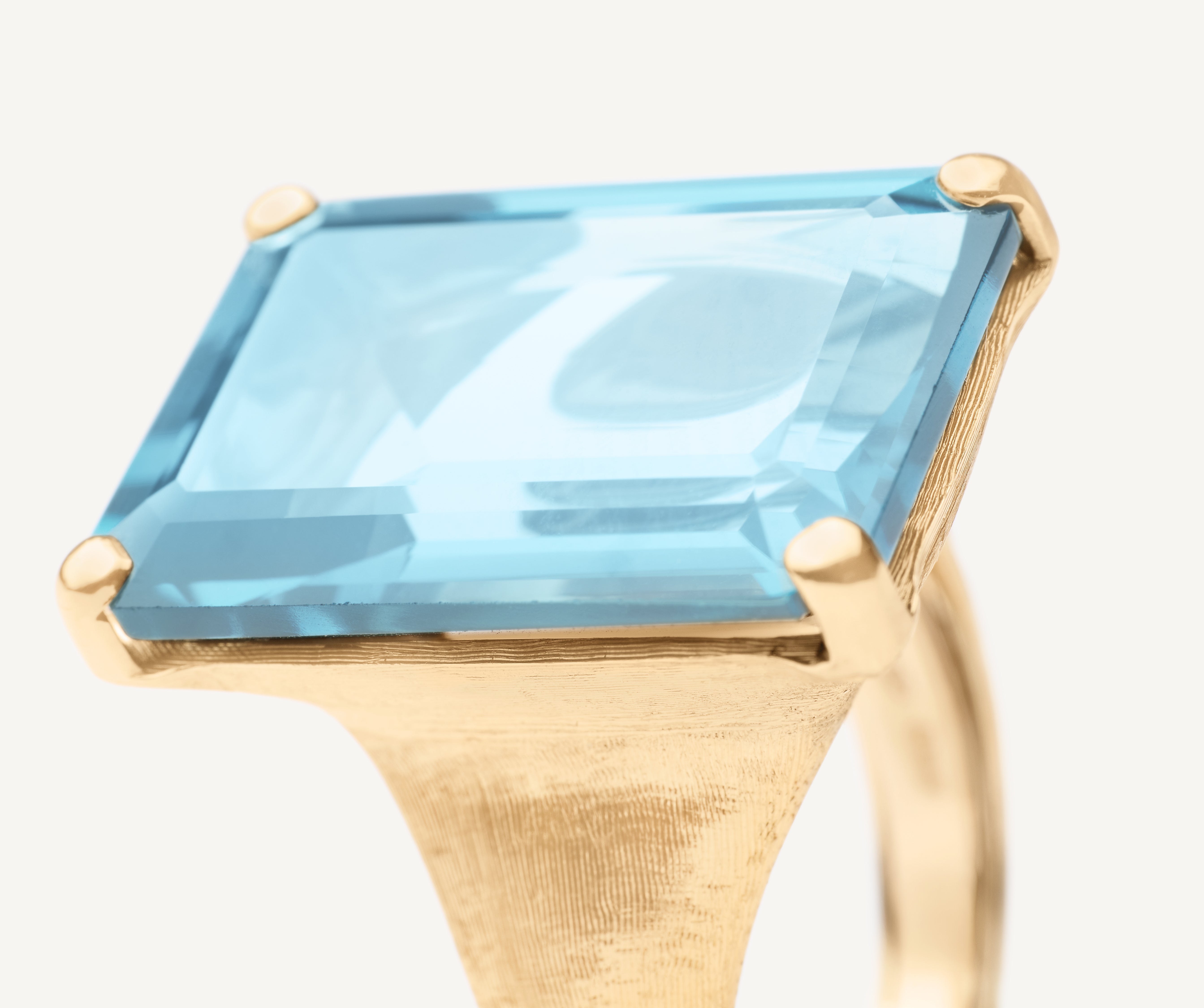 18k-yellow-gold-sky-topaz-cocktail-ring