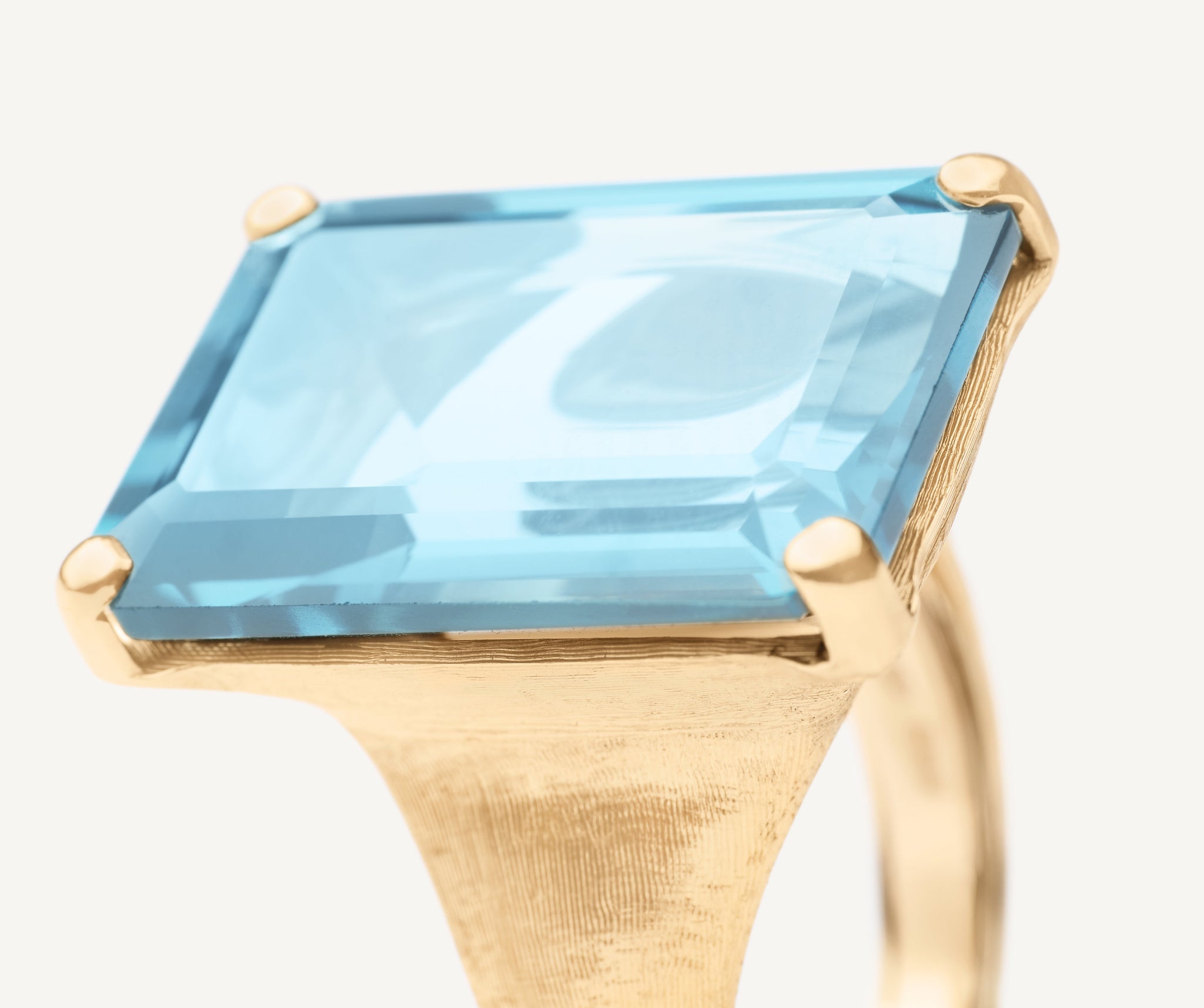 18k-yellow-gold-sky-topaz-cocktail-ring