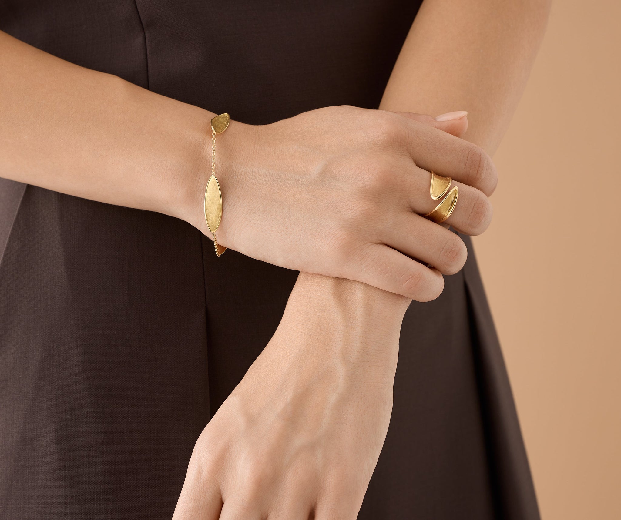 18kt yellow gold band ring with diamonds