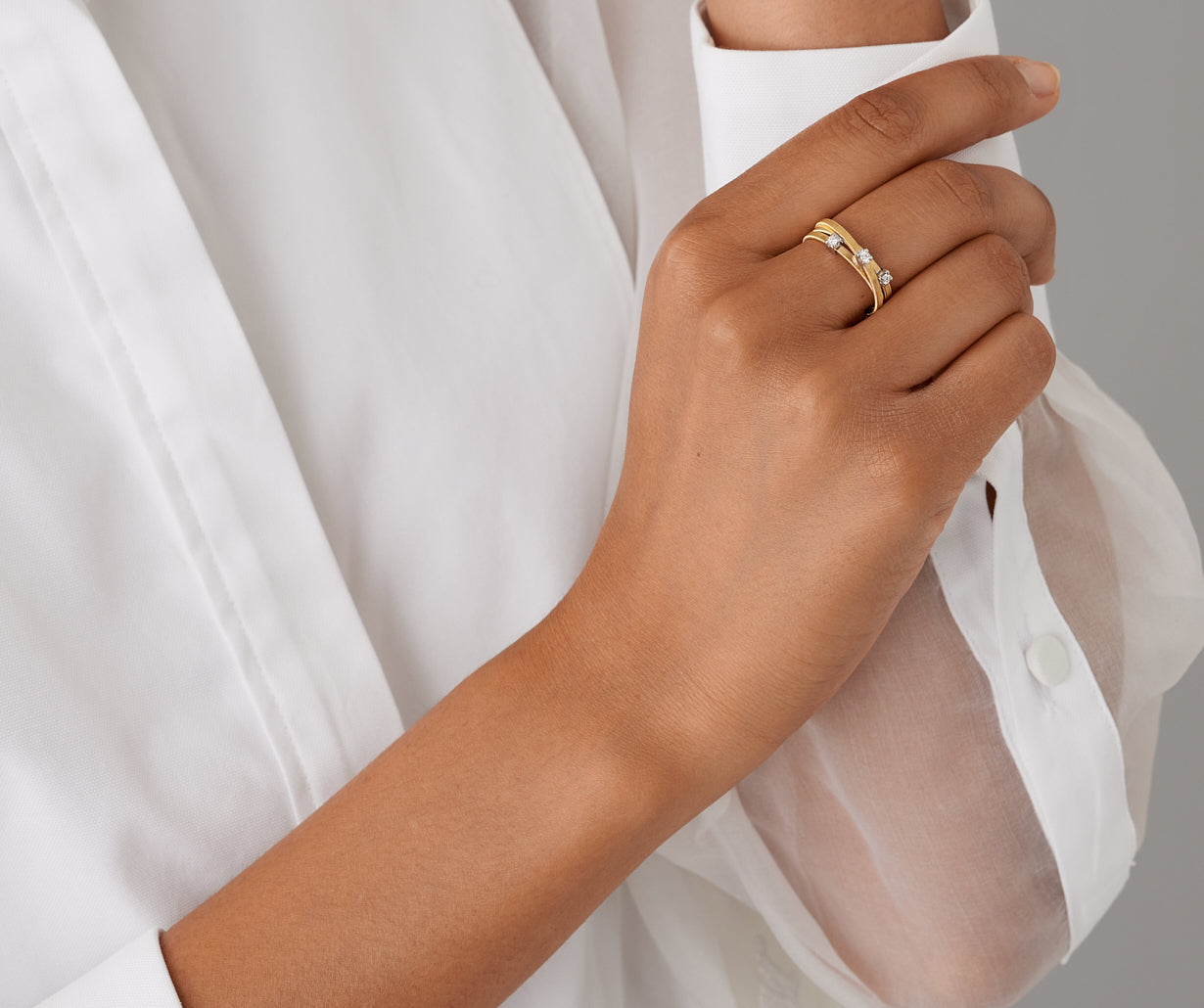 Three-strand yellow gold ring with diamonds