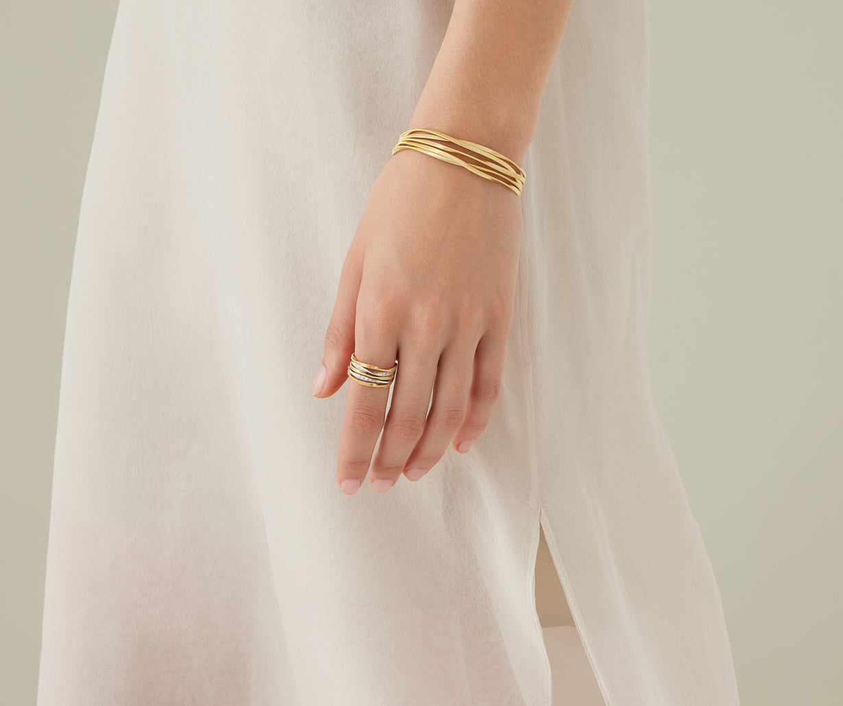 Five-band ring with diamond-studded plaques