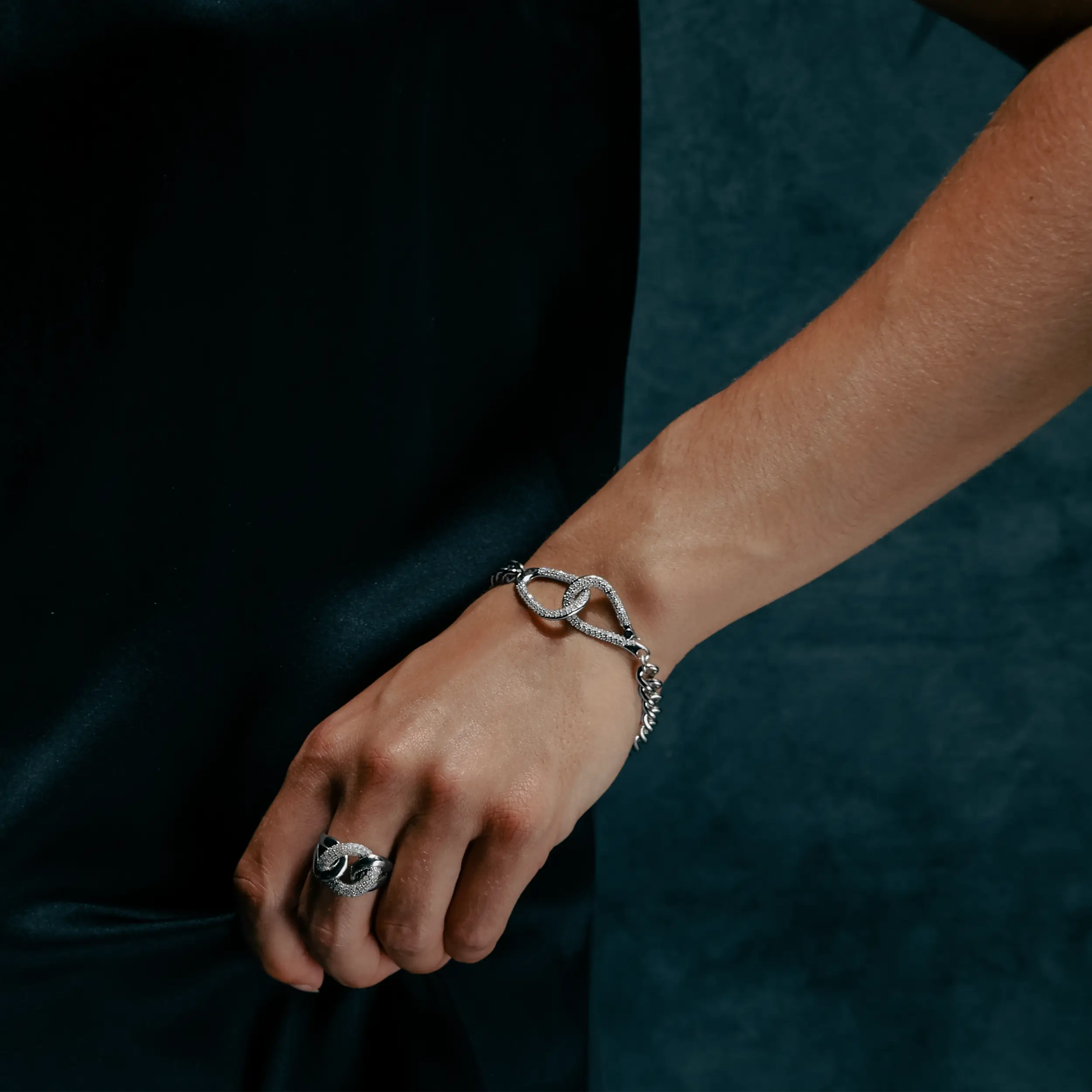 Curb Chain Bracelet with Diamond Heritage Buckle Clasp B0004279