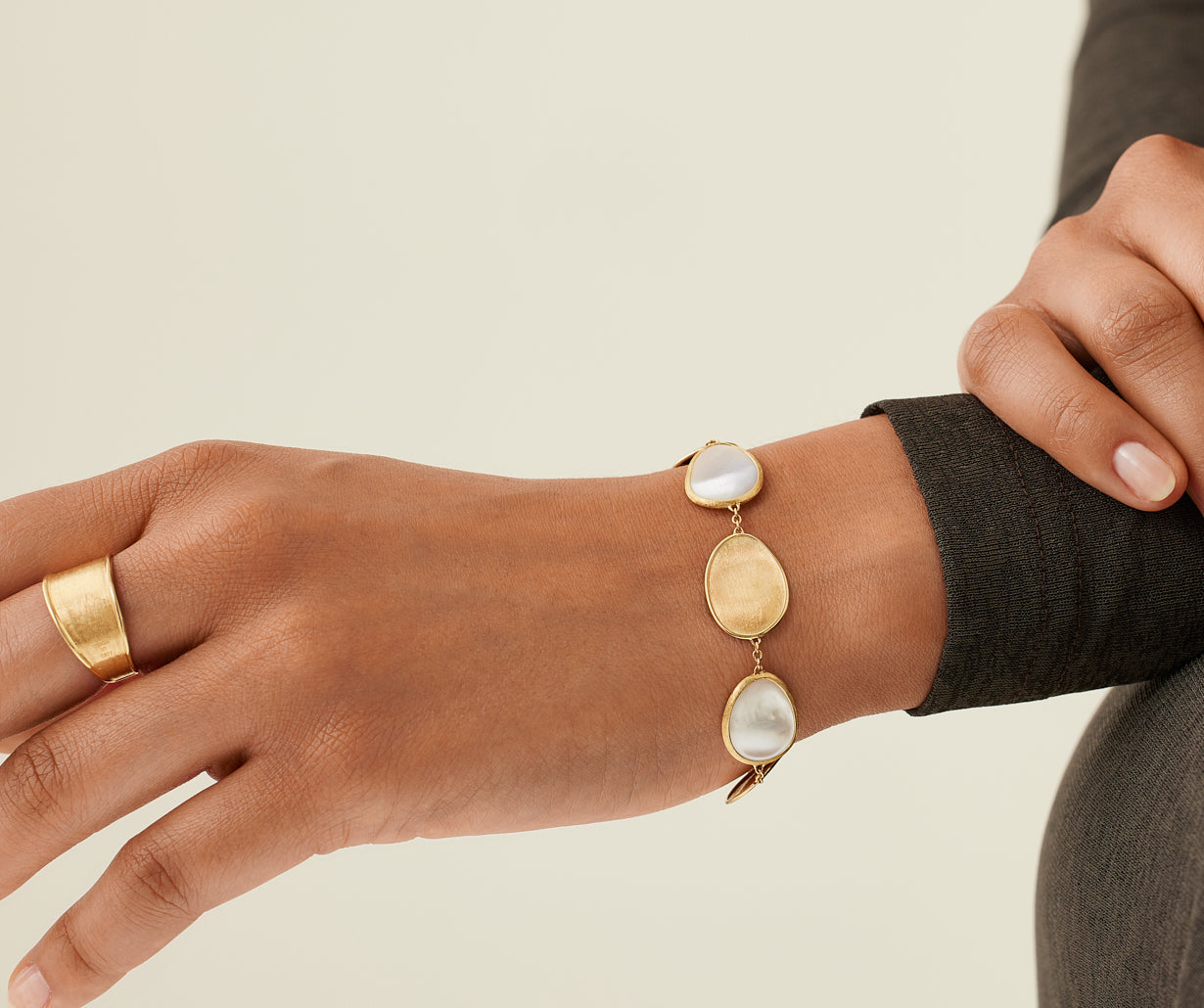 Yellow gold bracelet with white mother of pearl