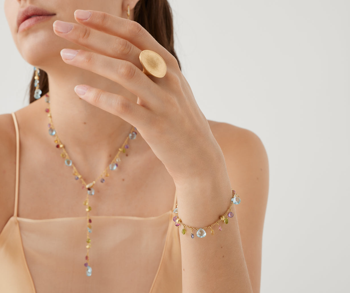 Single-strand bracelet with multicoloured gemstones