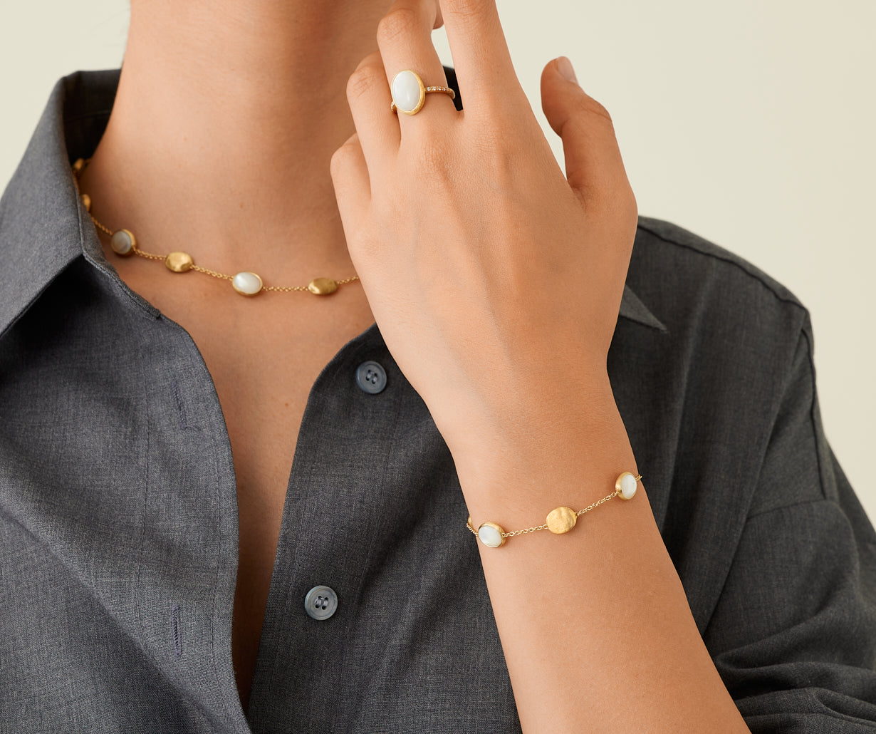 18kt yellow gold bracelet with ovals and mother-of-pearl