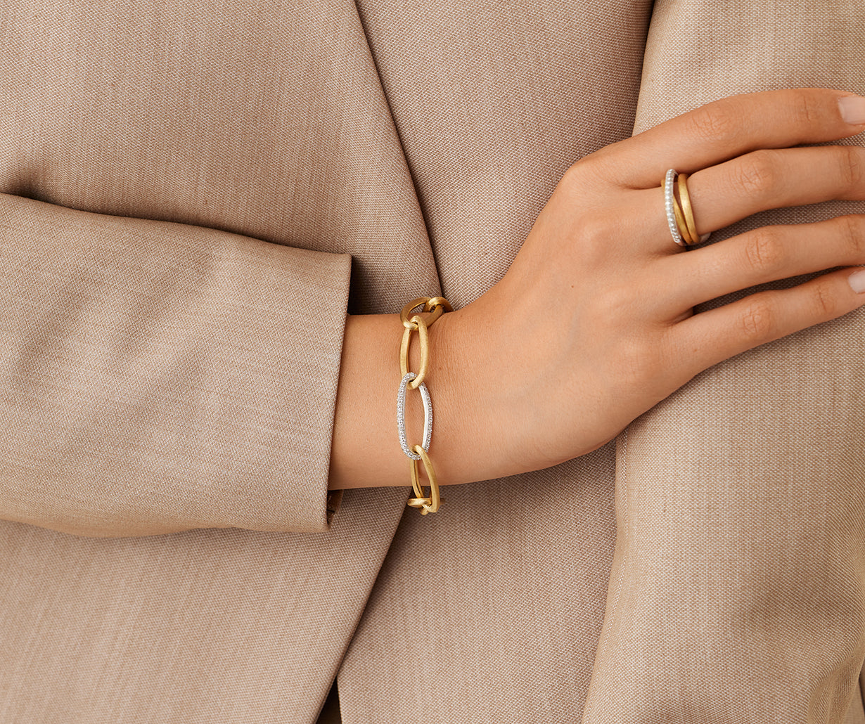 18kt yellow gold elongated link bracelet with pavé diamond link