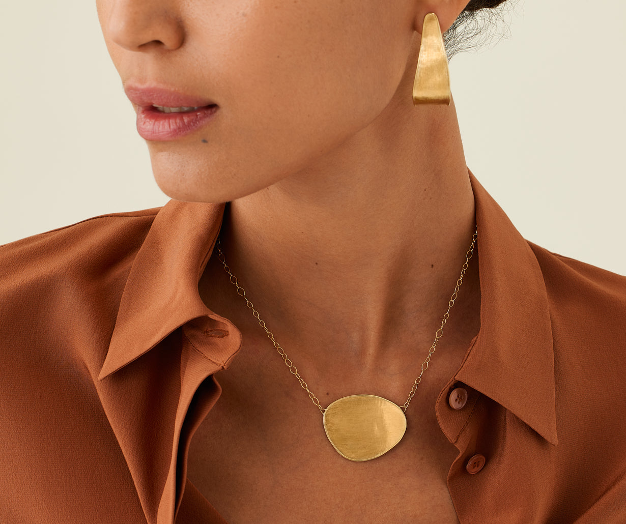 Lightweight necklace with central element