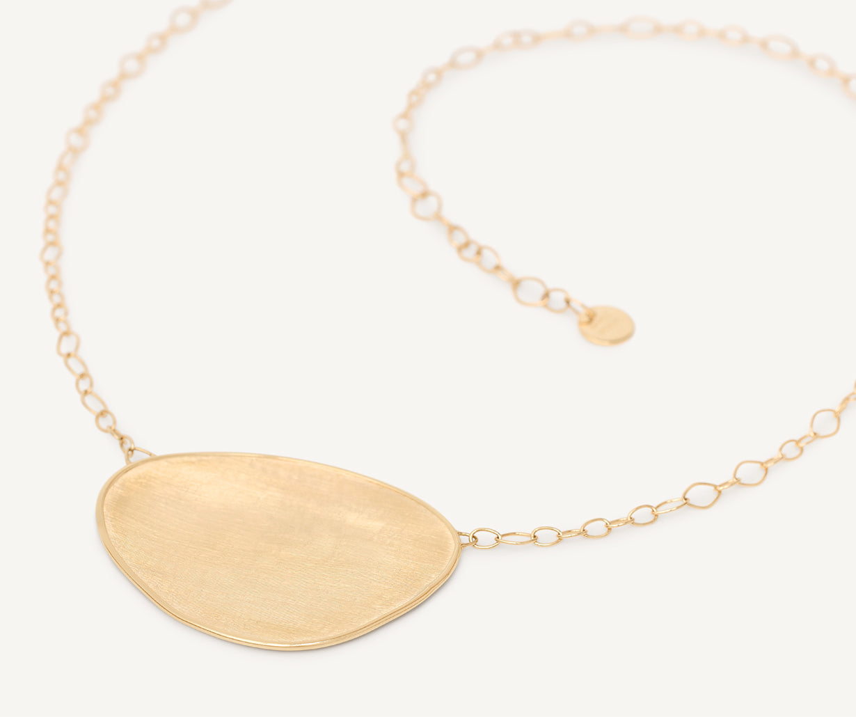 Lightweight necklace with central element