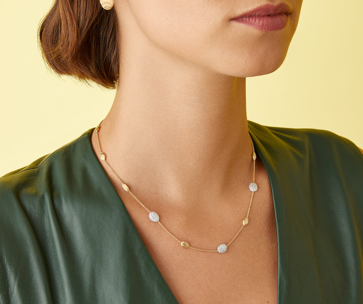 Gold necklace with oval elements and diamonds