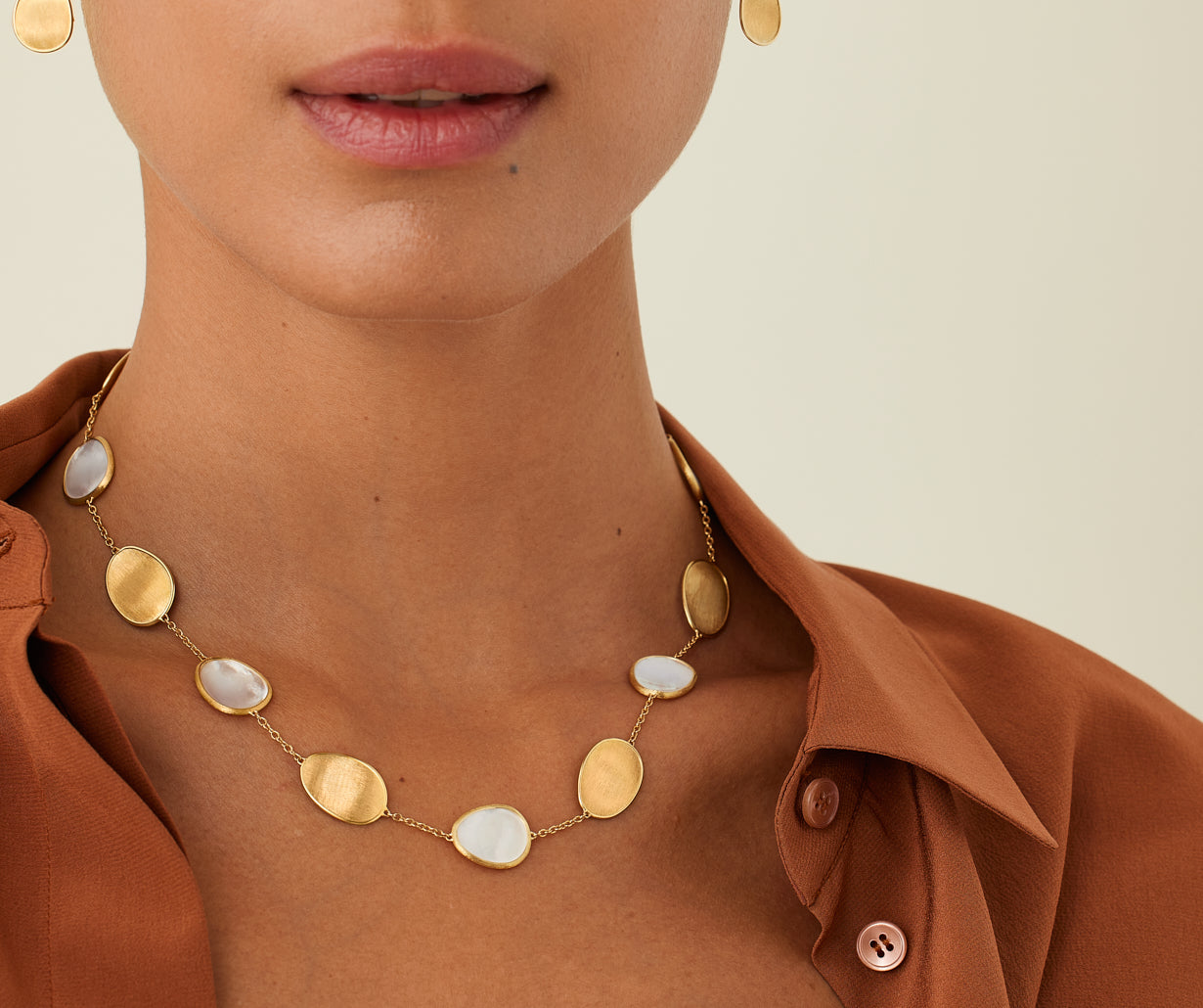 Necklace with gold leaves and white mother-of-pearl