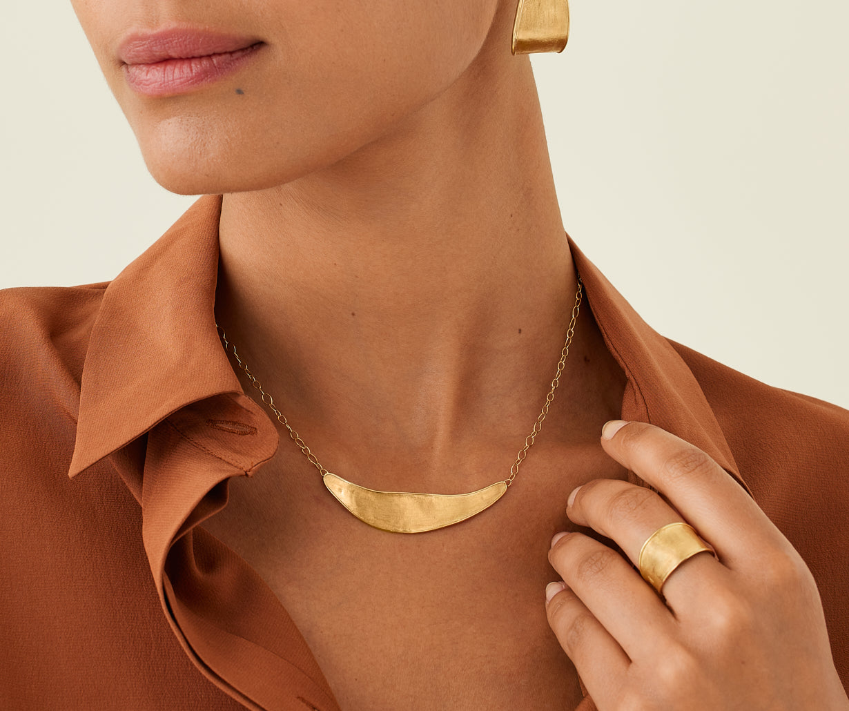 18kt yellow gold necklace with central element