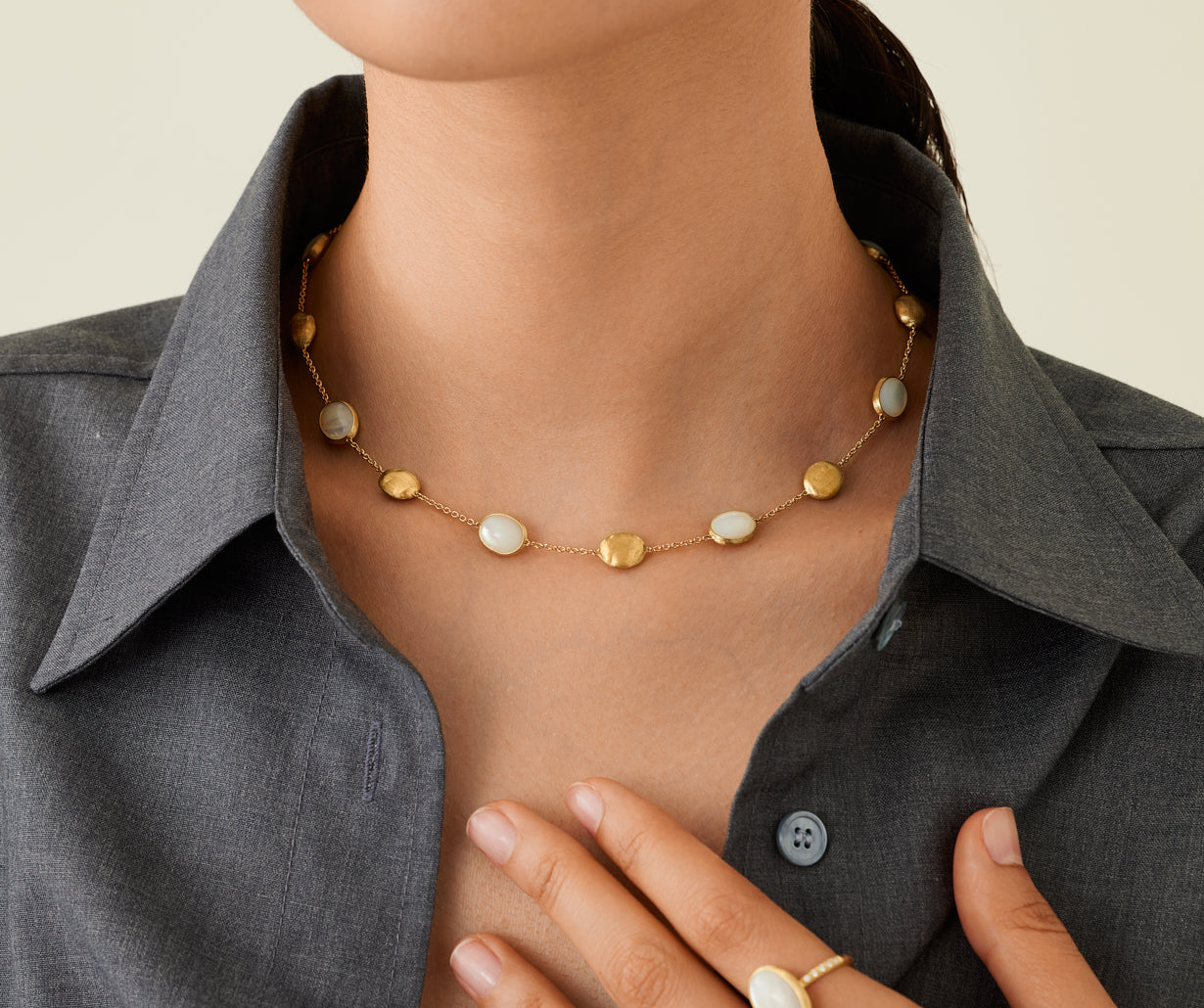 18kt yellow gold necklace with oval elements and mother-of-pearl