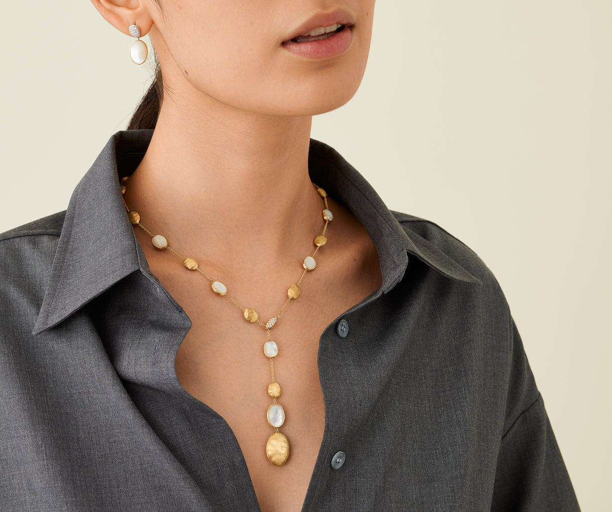 18kt yellow gold lariat necklace with mother-of-pearl and diamonds