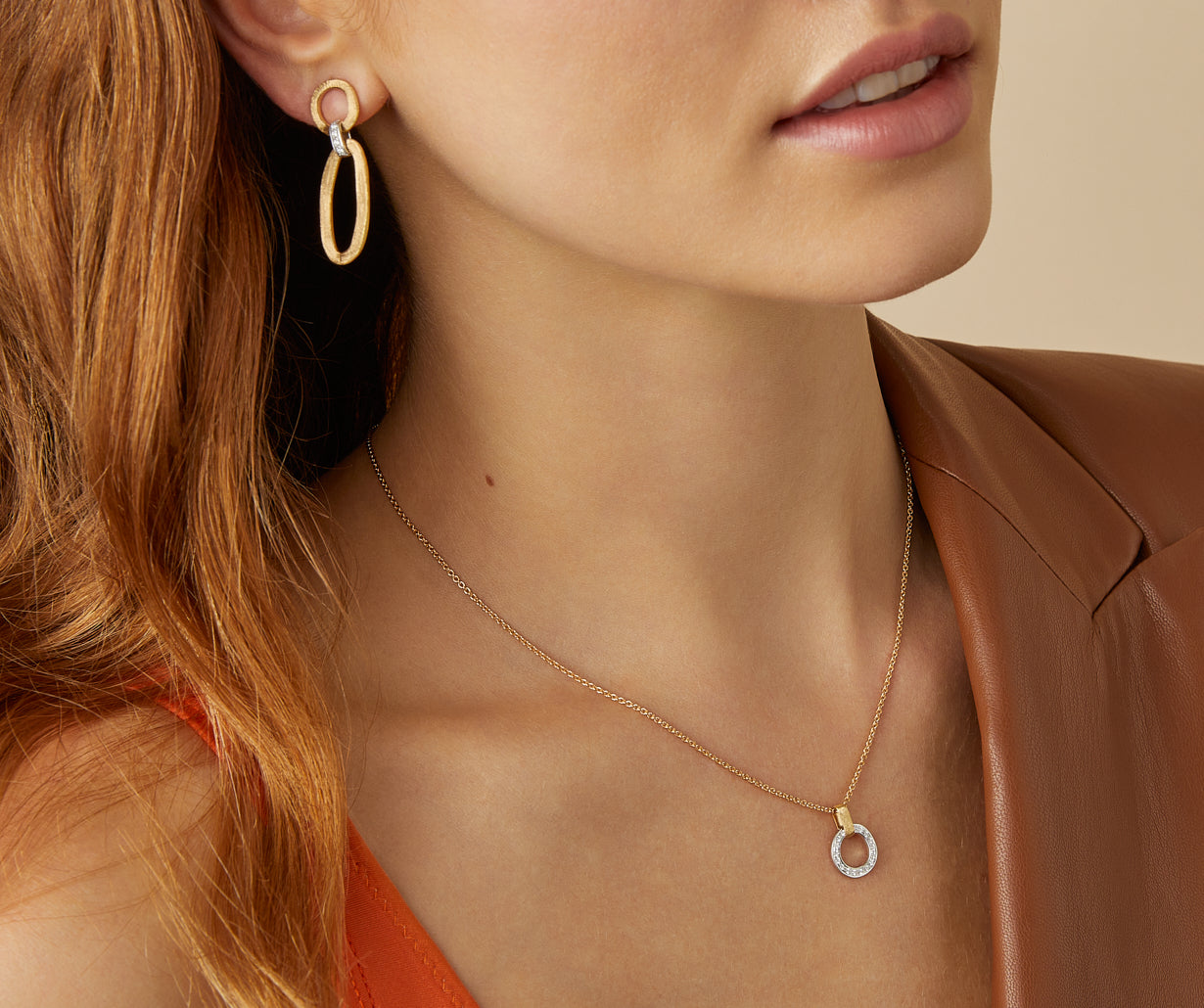 18kt gold pendant necklace with diamond studded link