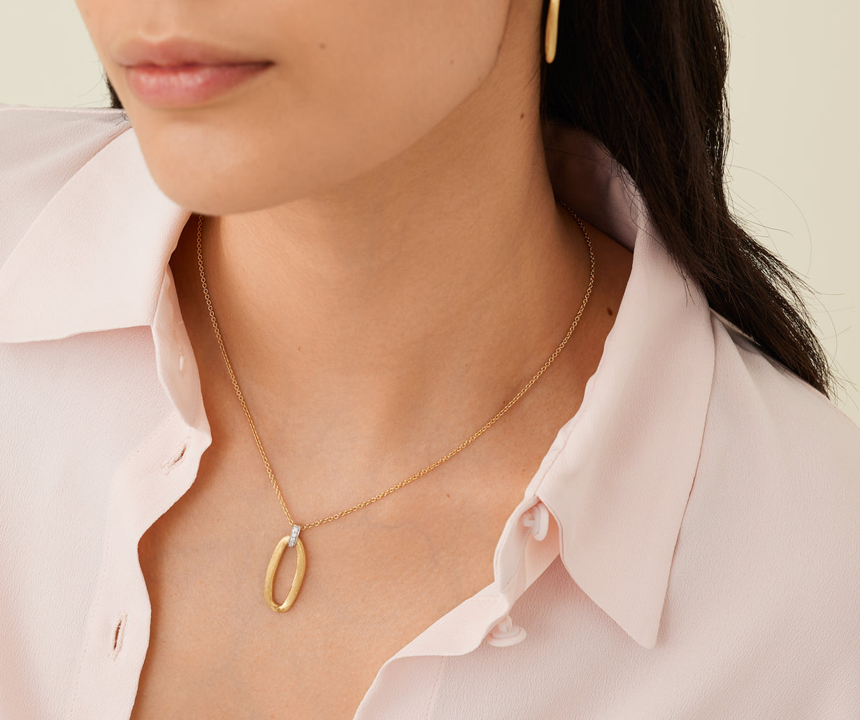 18kt yellow gold oval link pendant necklace with diamonds