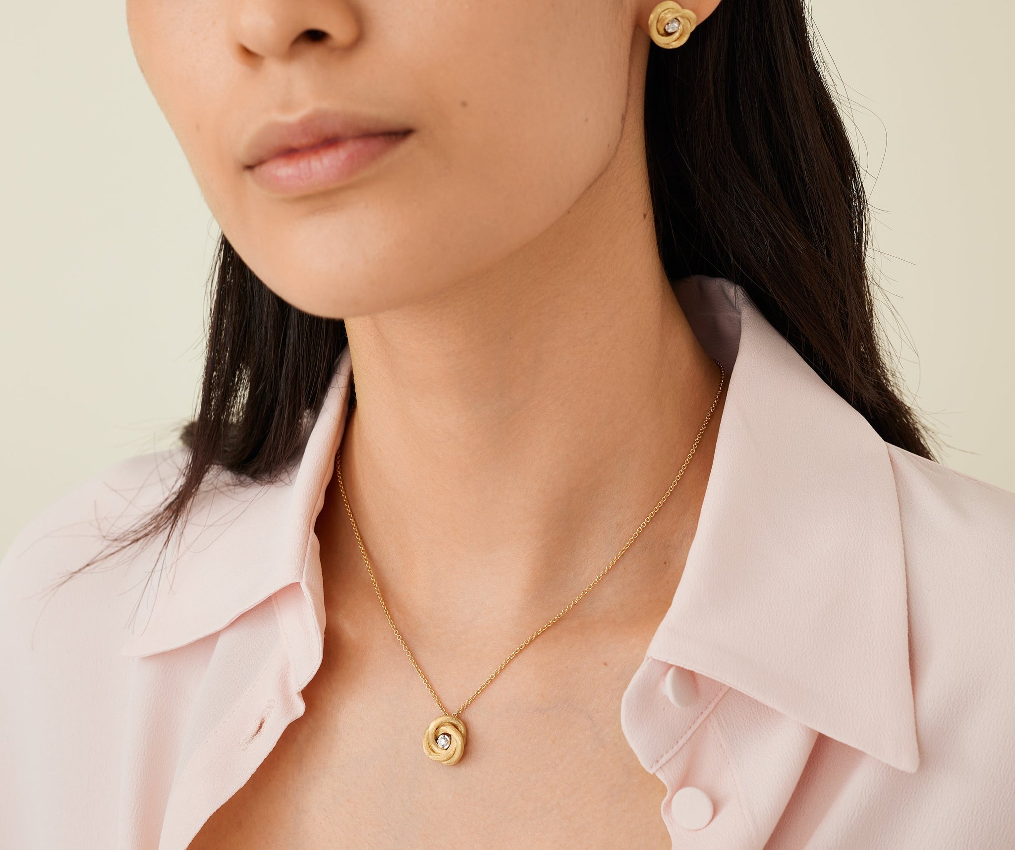 18K Yellow Gold Floral Pendant With Diamond Center