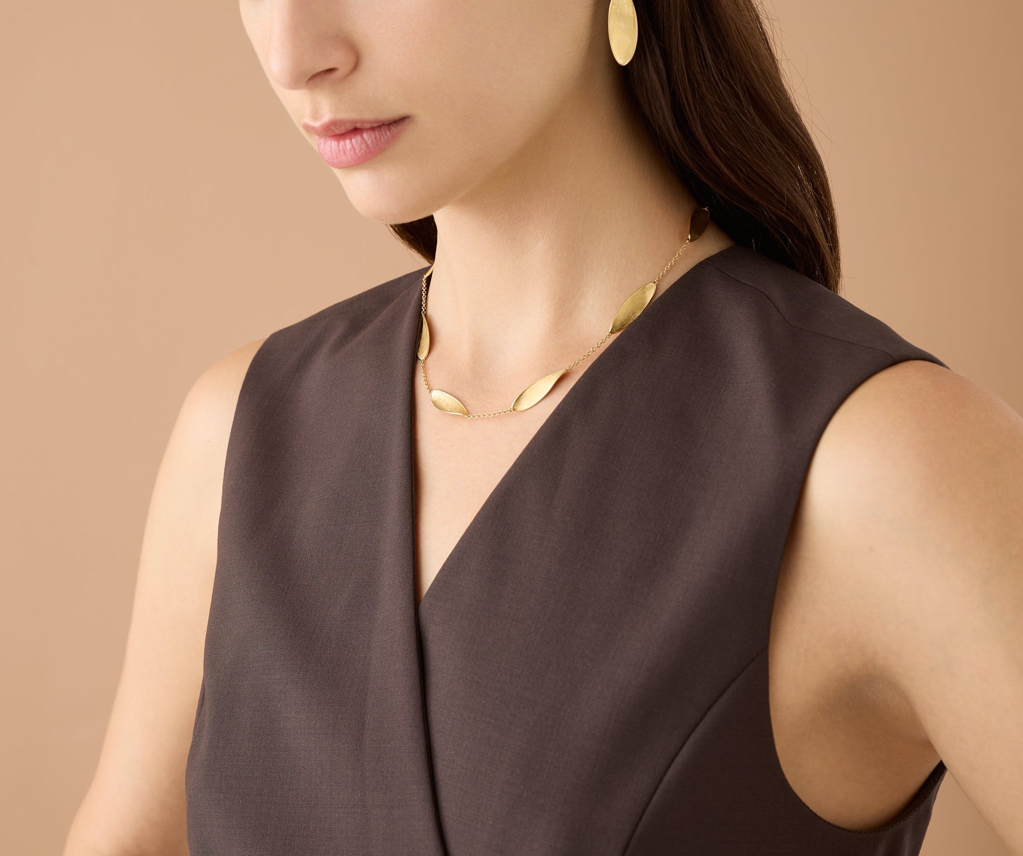 Lightweight necklace with 18kt yellow gold leaves