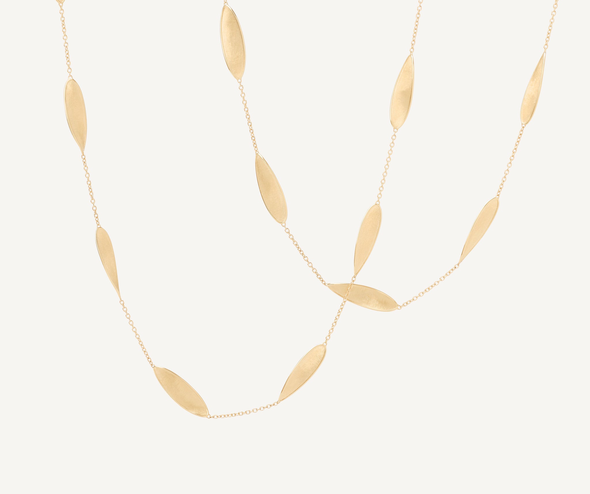 Long necklace with 18kt yellow gold leaves