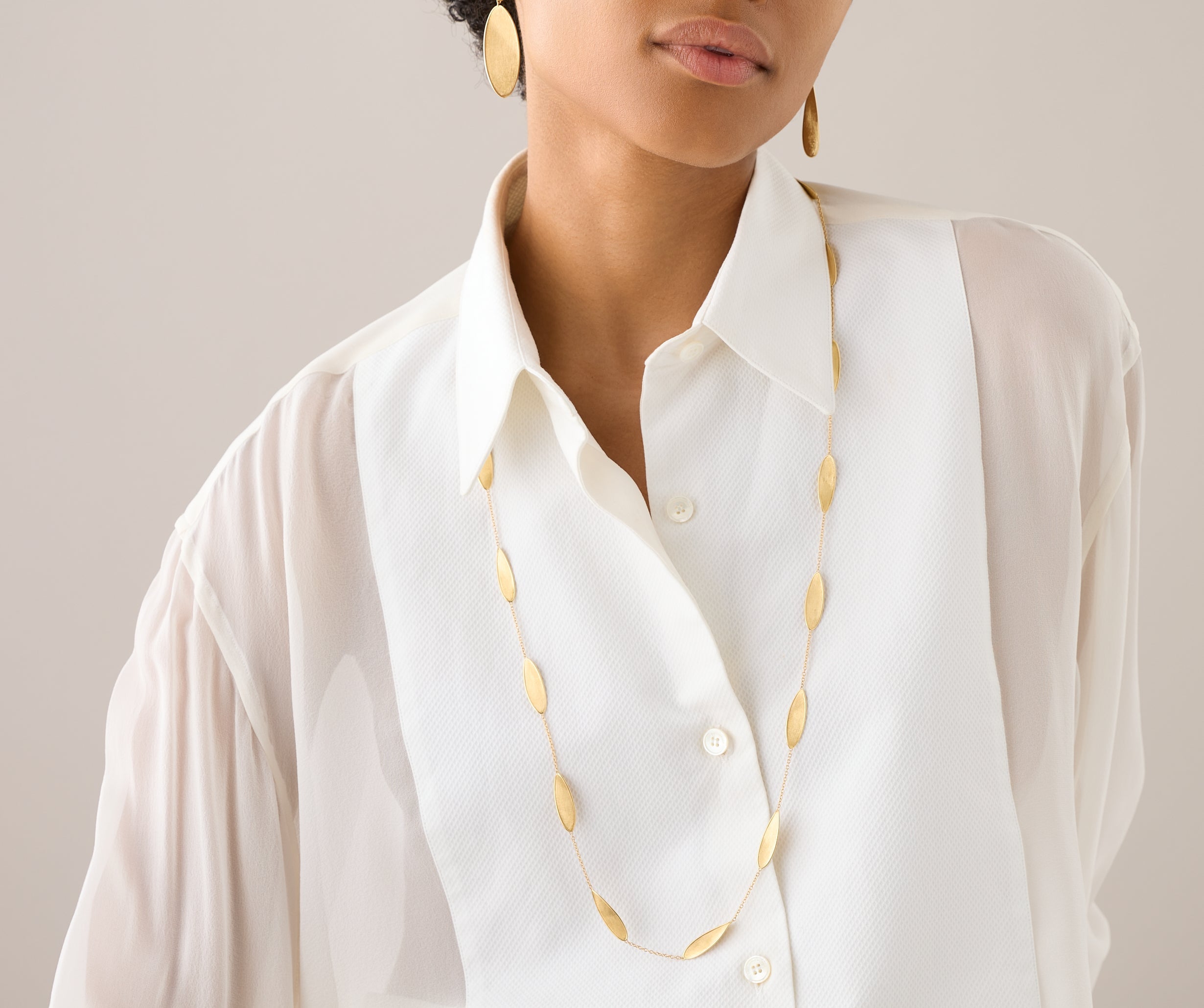 Long necklace with 18kt yellow gold leaves