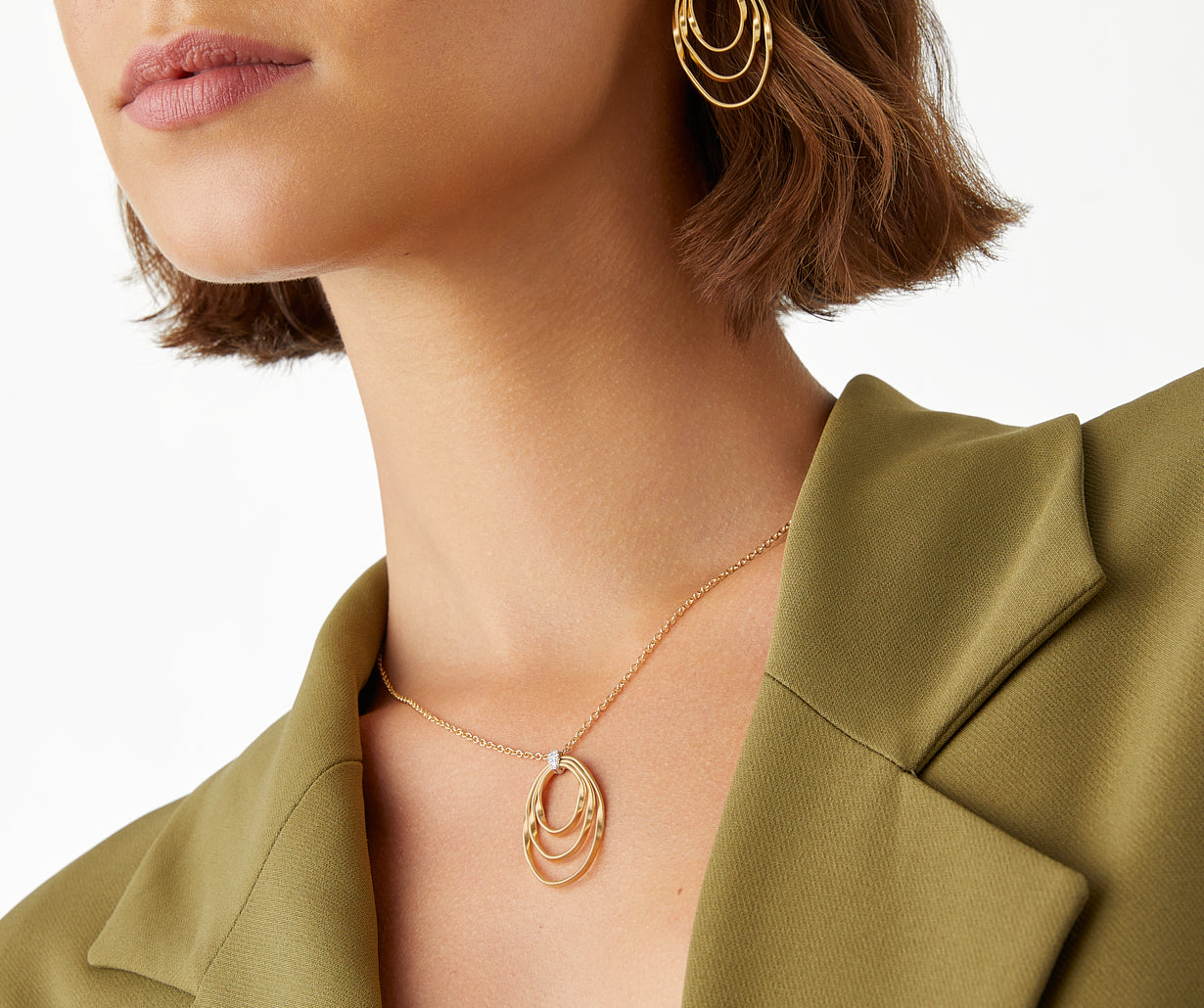 Pendant necklace with diamond elements