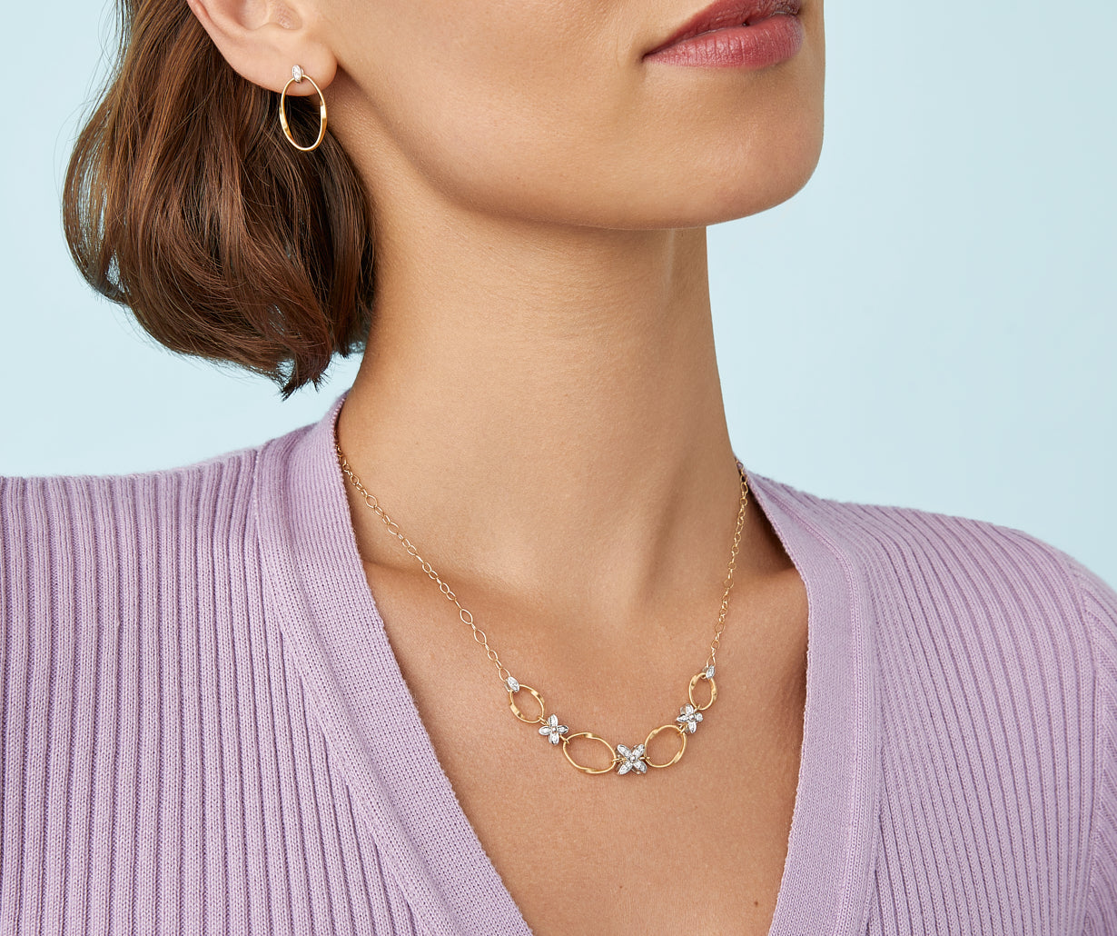 Gold chain necklace with floral diamond elements