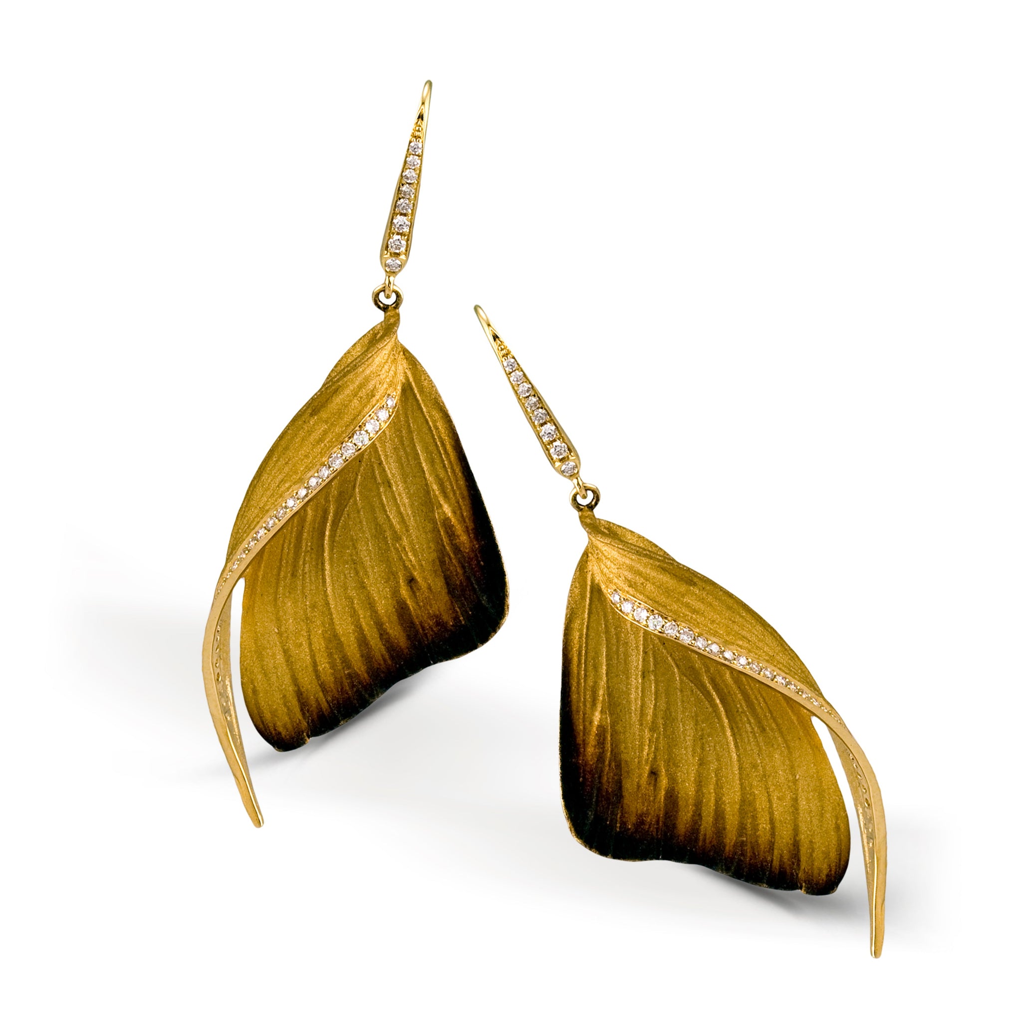 fallen-leaves-earrings-in-18k-gold-with-diamonds DE171