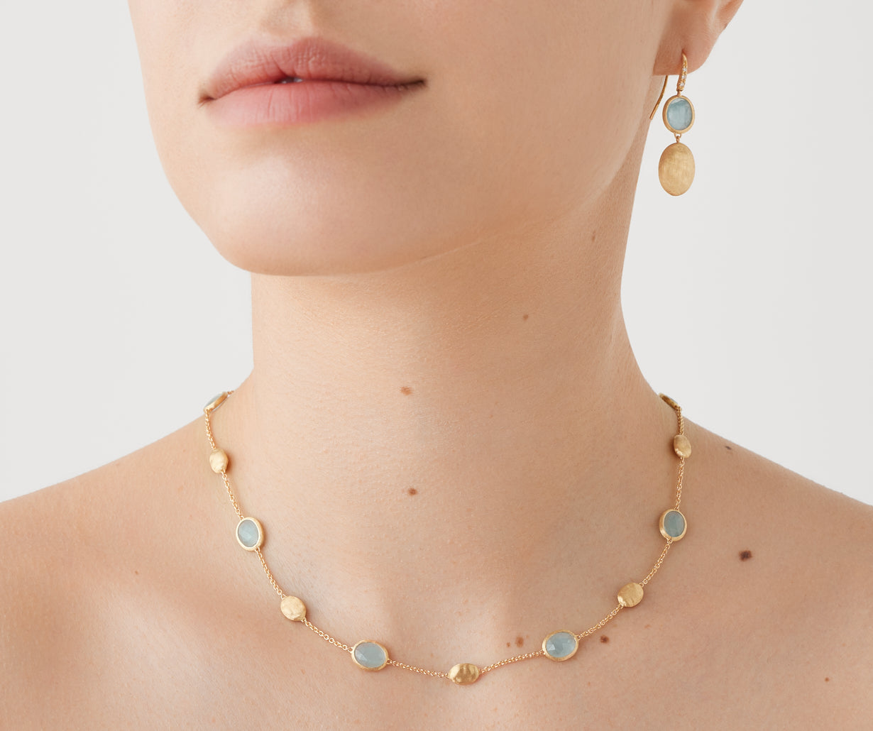 18kt yellow gold earrings with aquamarine and diamond hook