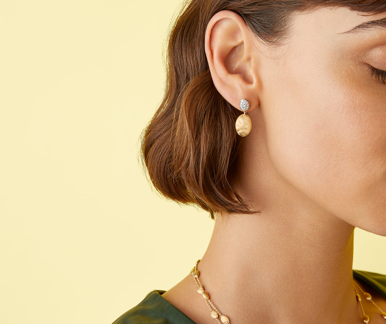 Gold earrings with diamonds