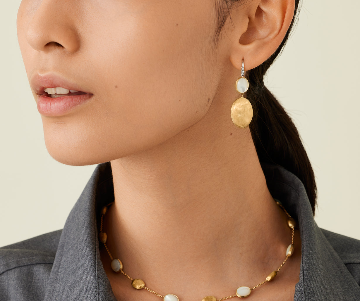 18kt yellow gold earrings with mother-of-pearl and diamond hook