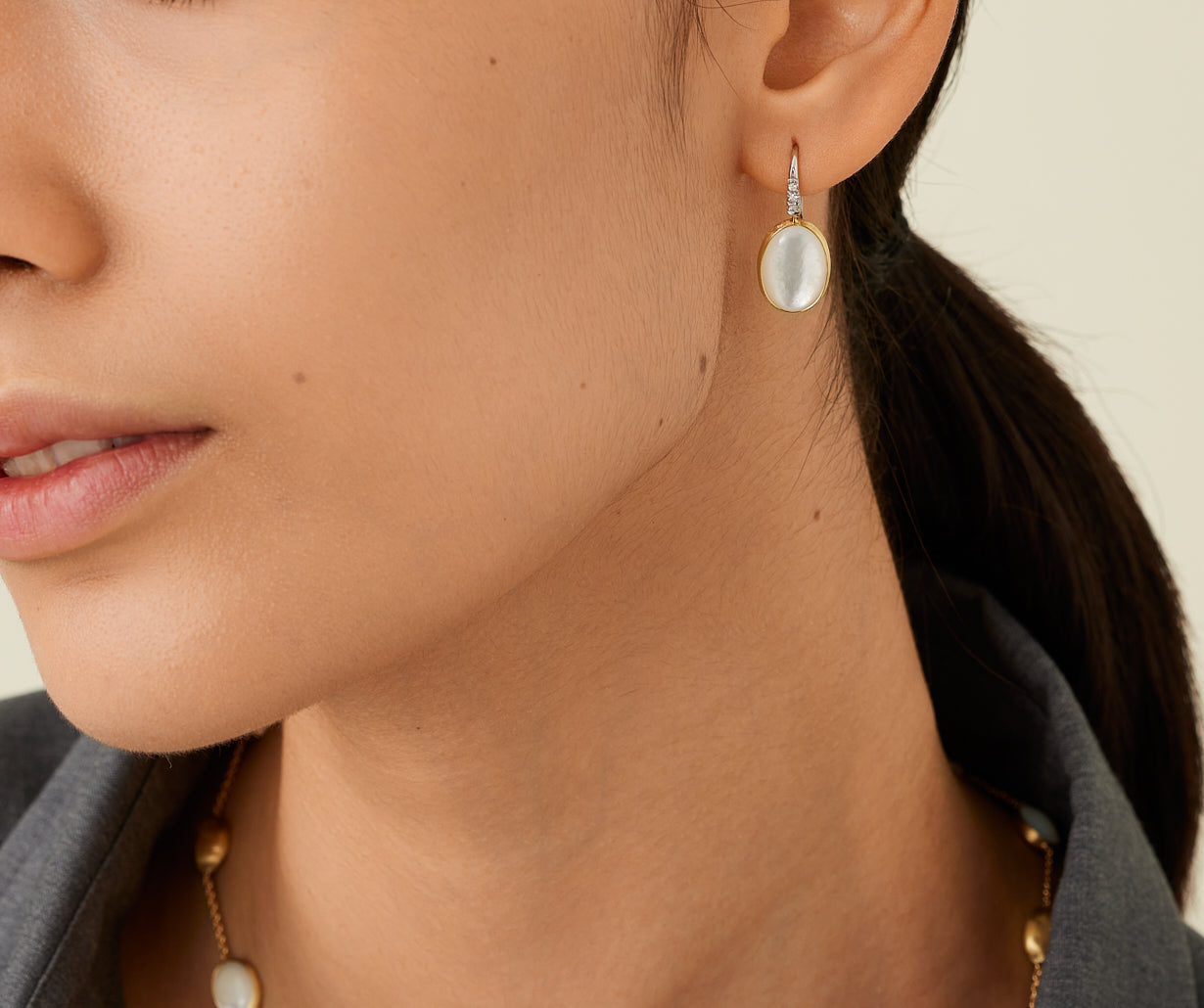 18kt yellow gold earrings with mother-of-pearl and diamond hook
