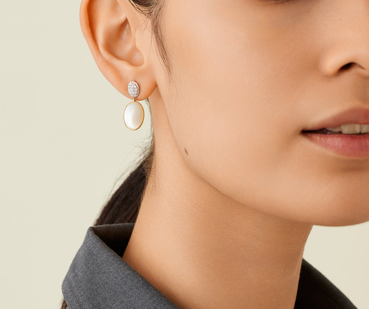 18kt yellow gold double earrings with diamonds and mother-of-pearl